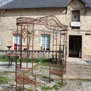 Passage de jardin en fer forgé avec assises intégrées