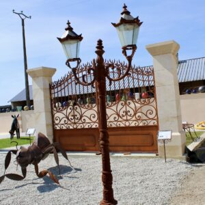 Lampadaire antique en fonte à deux lanternes