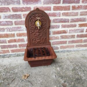 Fontaine murale antique en fonte avec robinet