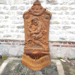 Fontaine murale pêcheur en fonte