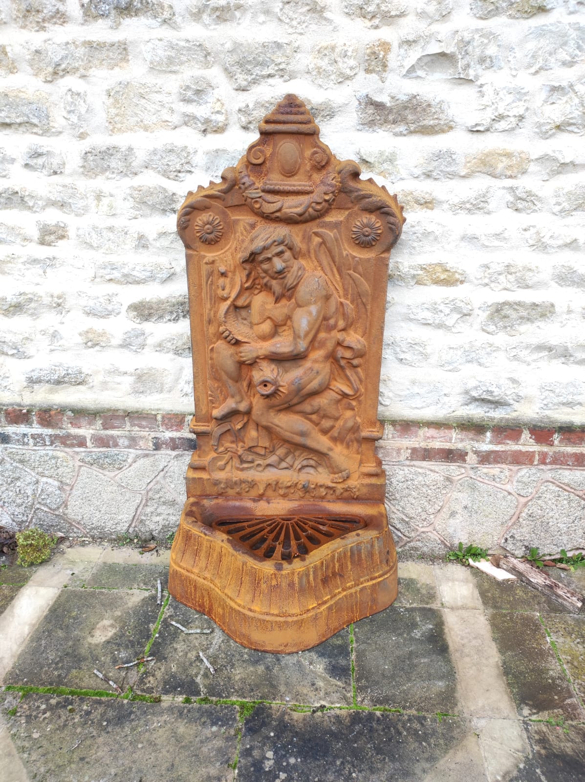Fontaine murale pêcheur en fonte