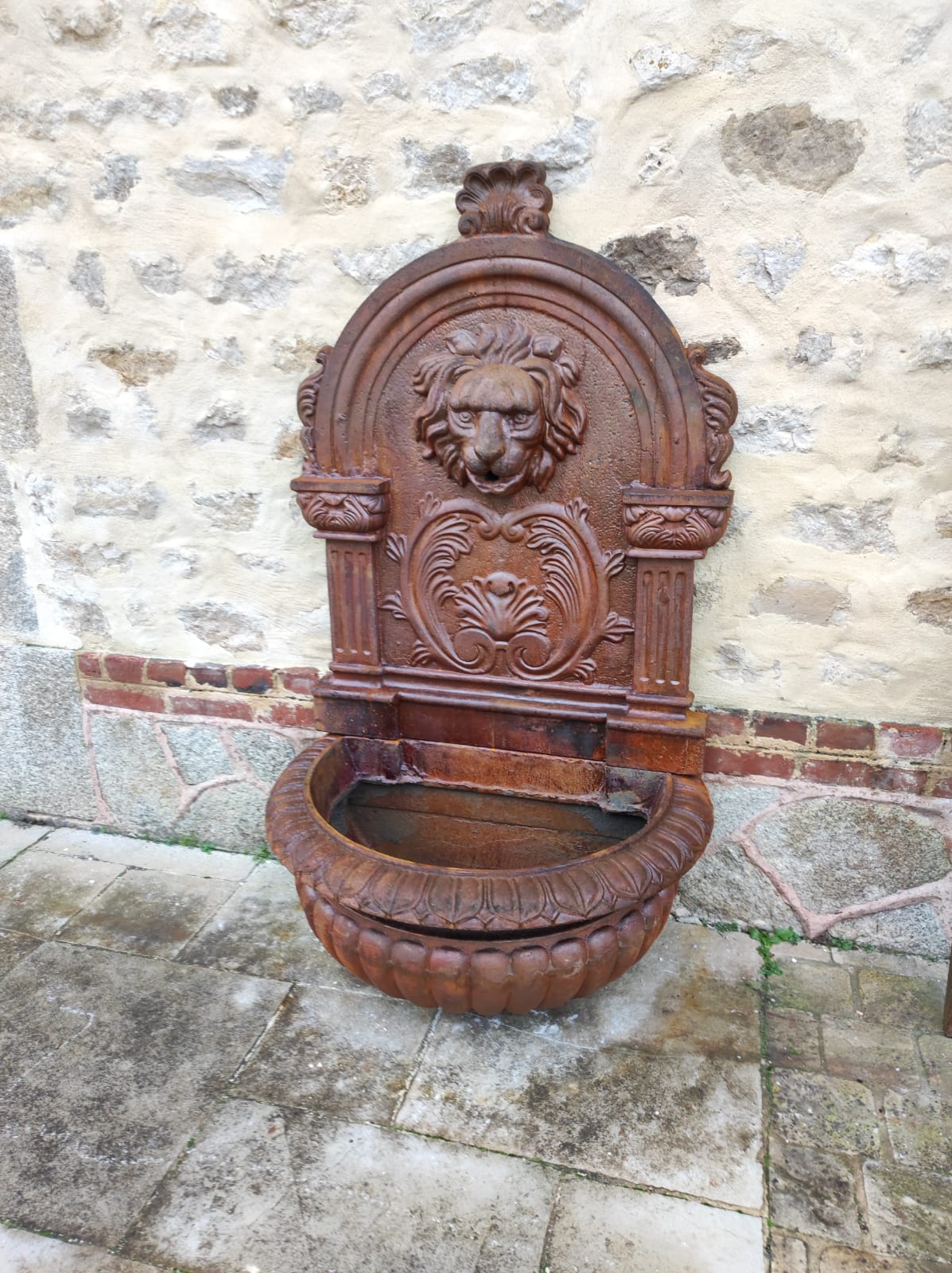 Fontaine murale tête de lion en fonte