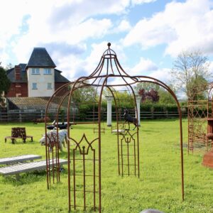 Transformez votre jardin en un havre de paix avec notre petite gloriette en fer forgé, un chef-d'œuvre artisanal qui allie élégance et fonctionnalité.