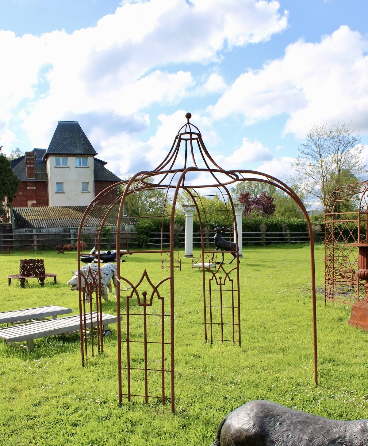 Transformez votre jardin en un havre de paix avec notre petite gloriette en fer forgé, un chef-d'œuvre artisanal qui allie élégance et fonctionnalité.