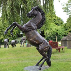 Cheval cabré en bronze