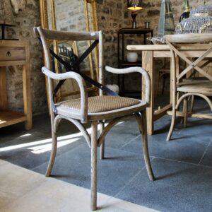 Fauteuil de bistrot en bois vieilli croisillons acier noir