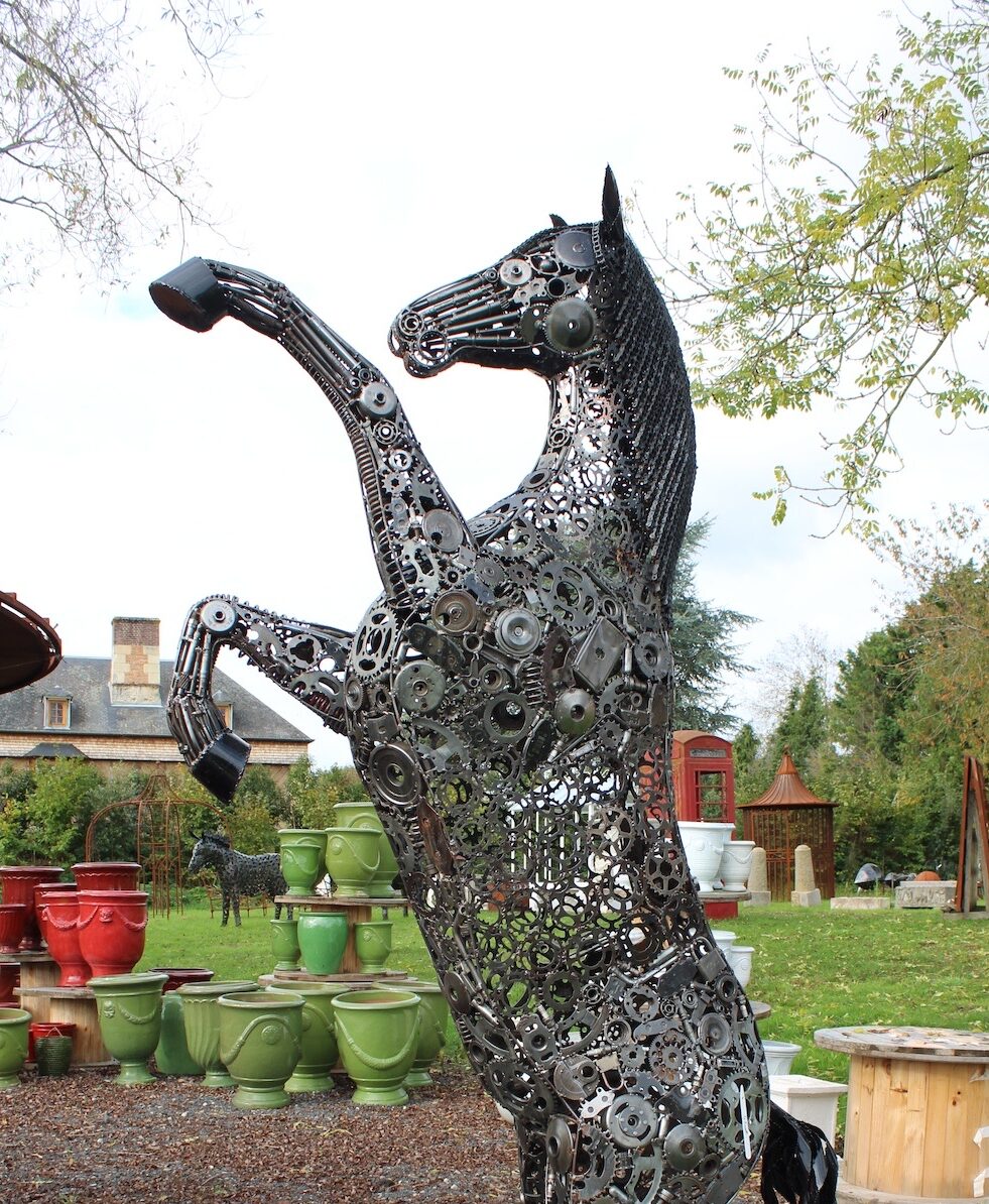 Cheval cabré géant en métal recyclé