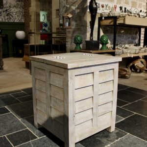 Meuble -coffre antique en bois blanc