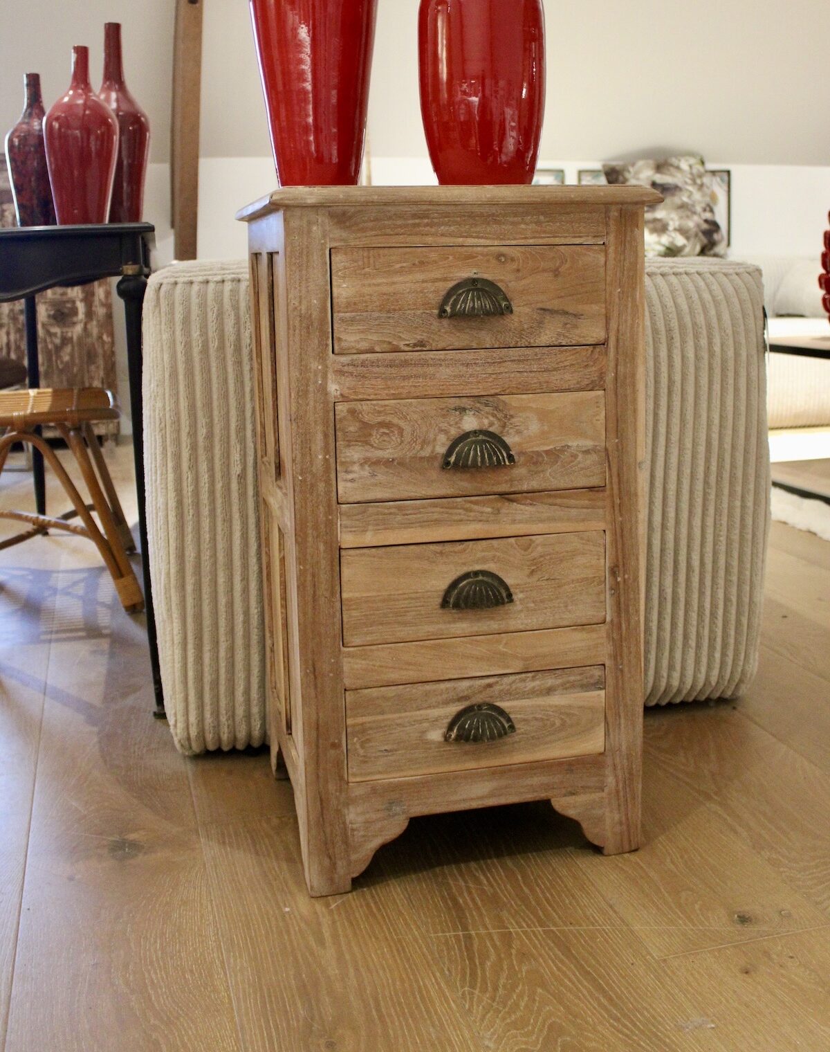 Commode en bois patiné avec poignées vintage