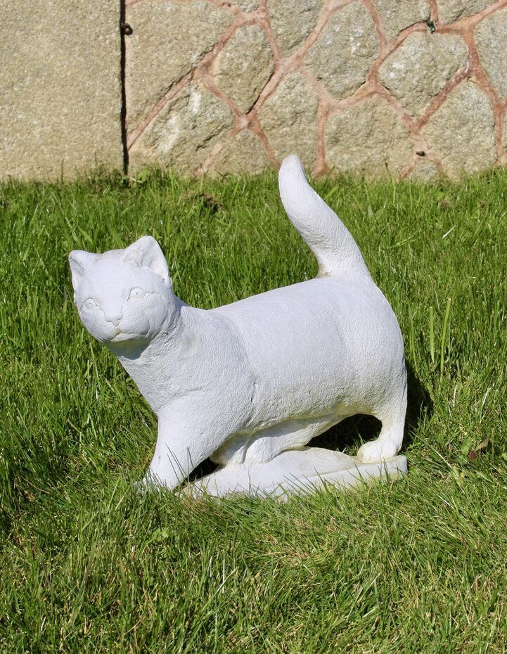 Statue chat qui marche