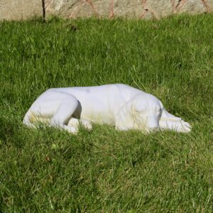 Statue chien braque allemand couché