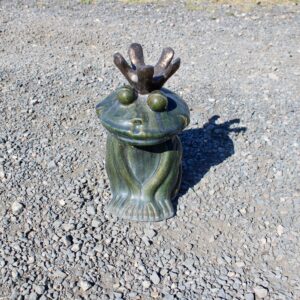 grenouille couronne assise en terre cuite vernissée