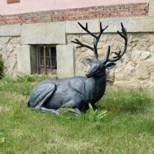 cerf couché en fonte d'aluminium