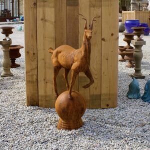 Cerf sur sphère en fonte