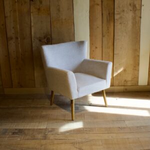 Abby - Fauteuil en tissu beige pieds bois