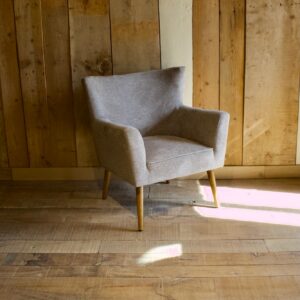 Abby - Fauteuil en tissu taupe pieds bois