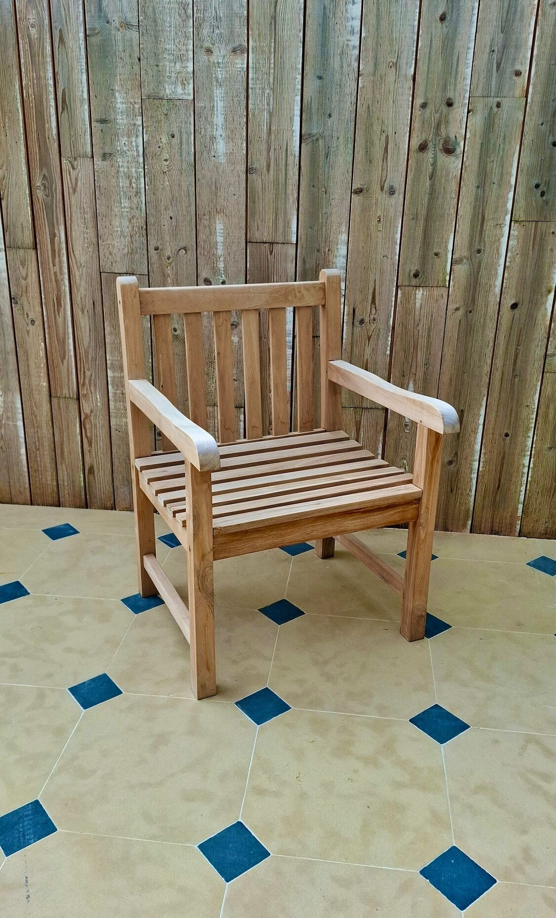 Luce - Chaise avec accoudoirs en bois teck